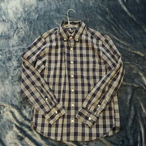 J Crew Long Sleeved Button Down. Slim Untucked Flex Washed